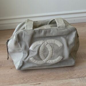 CHANEL vintage Handbag Cream Shoulder Bag. Perforated Travel Bag. Roomy. Light